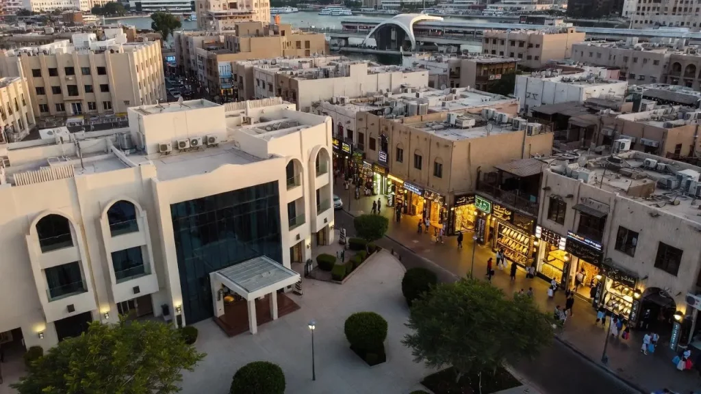 https://lifeatdubai.com/hotels-in-deira-near-gold-souk-for-easy-shopping-access/